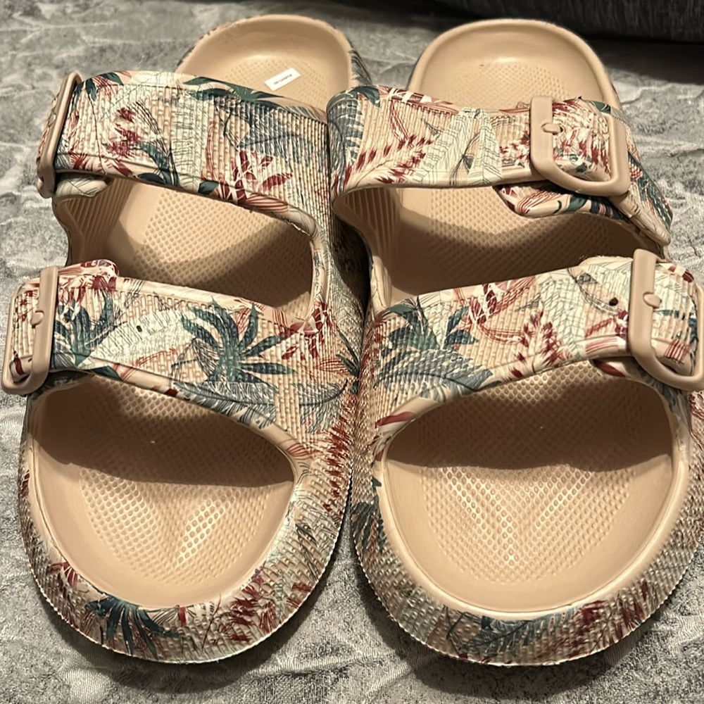 Slides / sandals